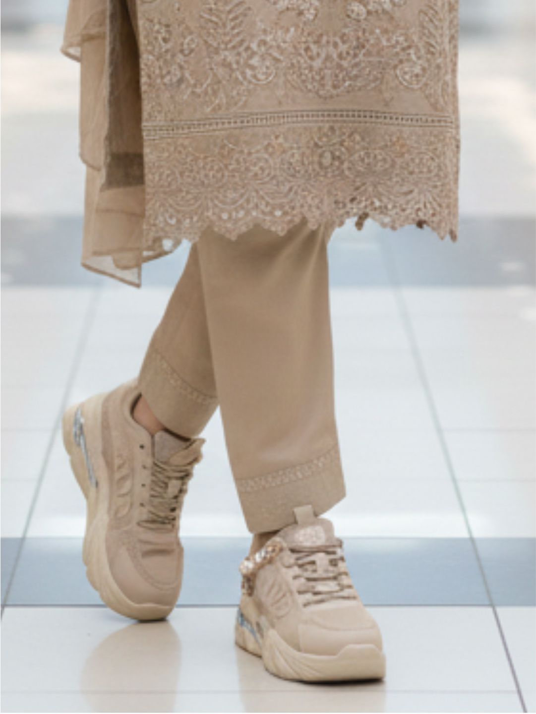 HIGH HEEL FEMALE JOGGERS